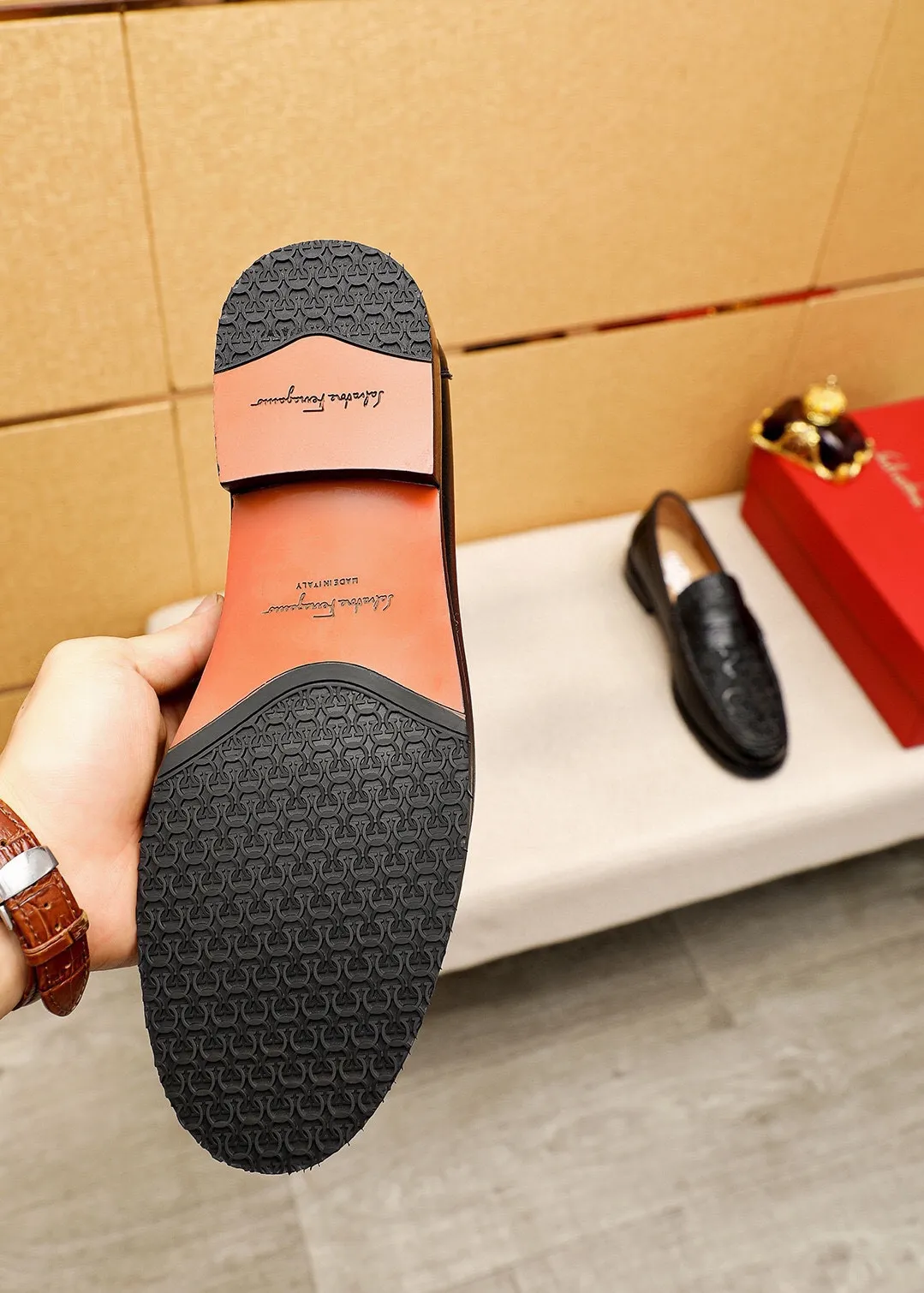 Men's shoes 💰462 💐 Product trademark: Ferragamo "Ferragamo" casual leather shoes Regular size: 38-44 (45.46🉑️customized) Product materials: Selected imported first-layer calfskin embossed upper, imported water-dyed cowhide leather lining. Strong three-dimensional visual effect, combined outsole Color: 1⃣️color optional